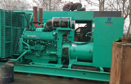 崇义发电机组如何判断水冷式机油散热器内部是否需要清洗？